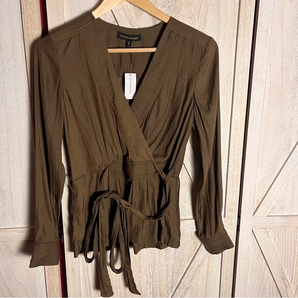 Banana Republic polyester blouse with accent belt - Picture 1 of 4